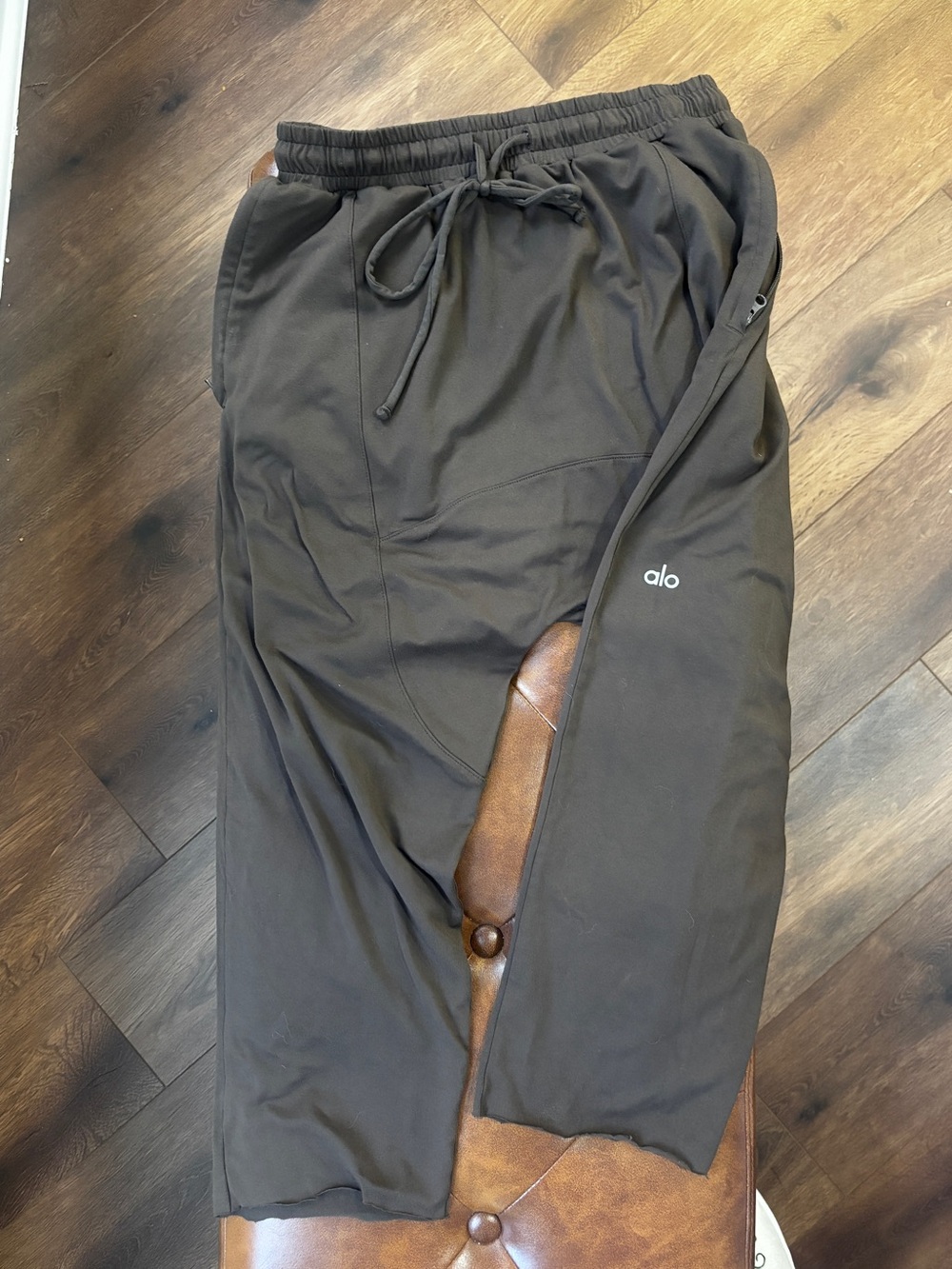 ALO Yoga Cutoff Jogger Pants | Brown | Mens Small